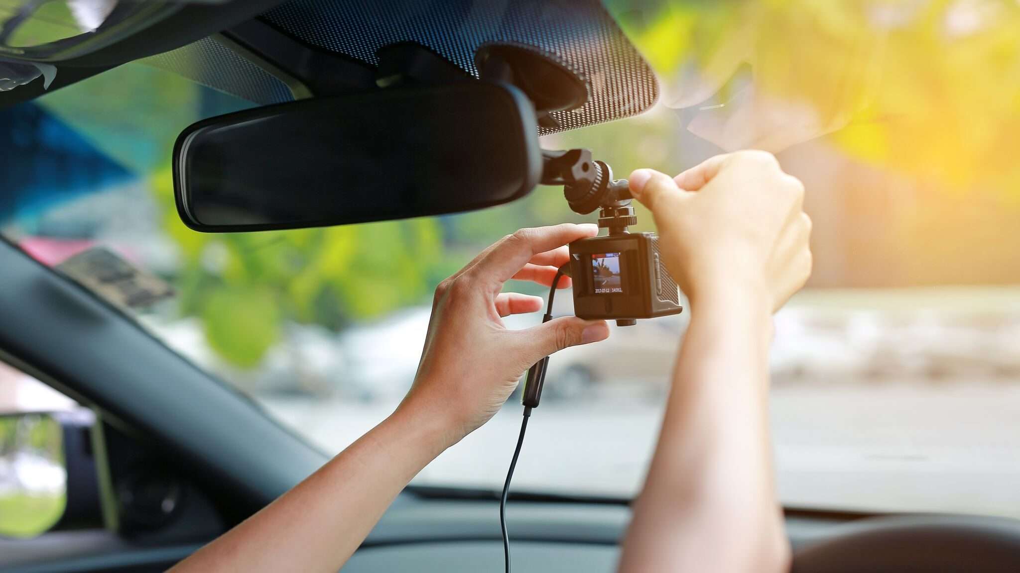 Lắp đặt camera hành trình trên ô tô